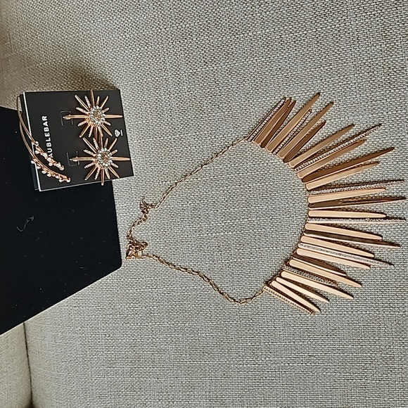 Babble Bar Necklace & Earrings - Picture 6 of 13